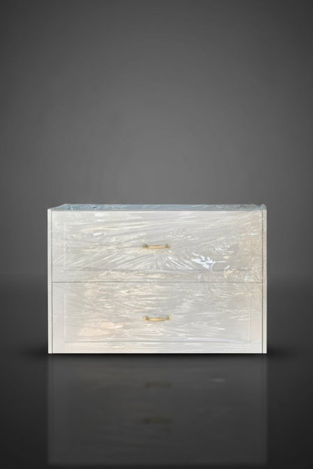 خزانة خشب أبيض بدرجين ومقابض ذهبيّة